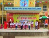 Đ/c Phó Bí thư Đảng ủy, Đ/c Chù tịch Ủy ban MTTQ xã Minh Hòa trao quà cho học sinh có hoàn cảnh khó khăn trường Tiểu học và THCS Trần Đức Thông