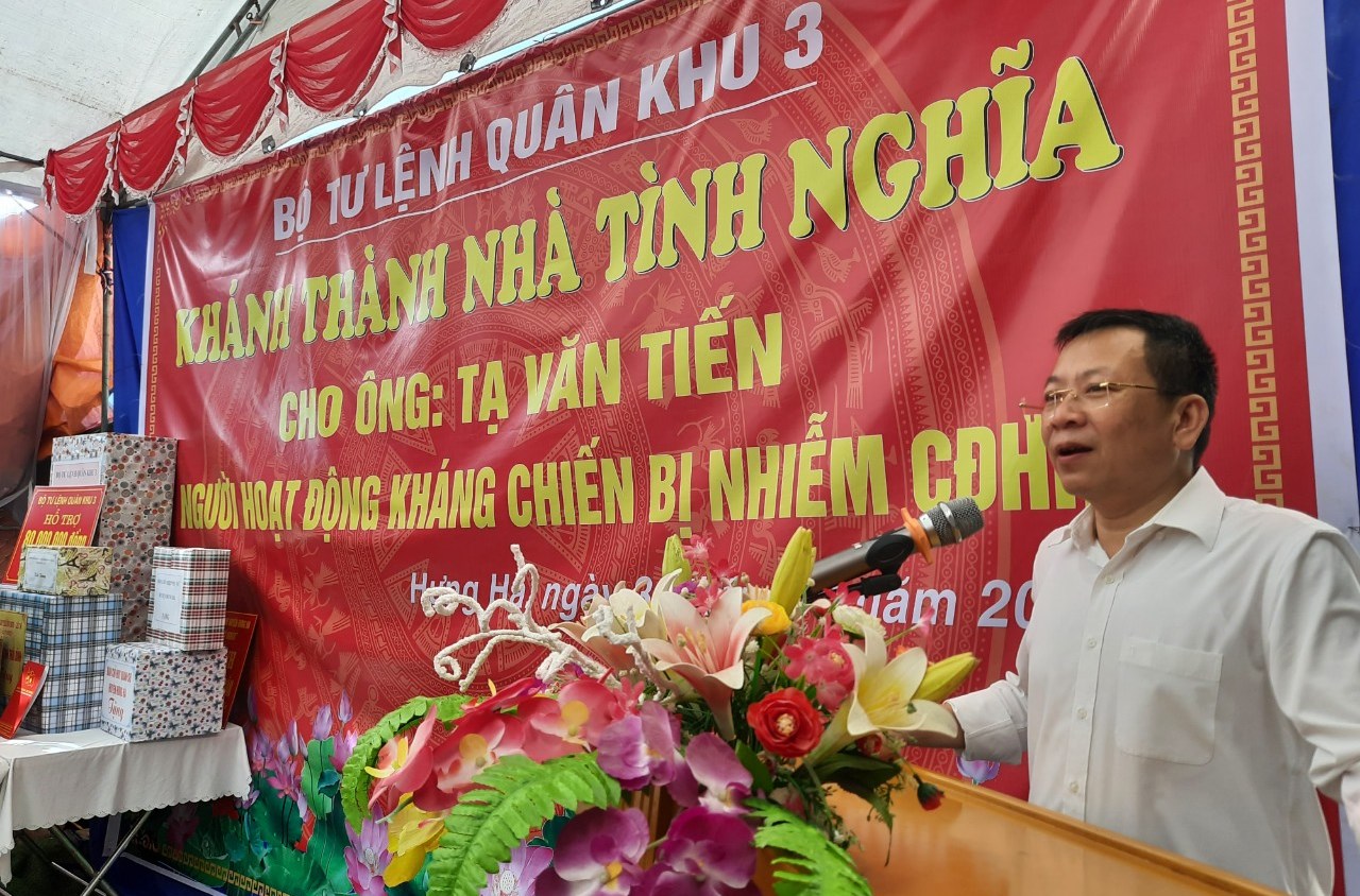Đồng chí Trần Hữu Nam - Tỉnh ủy viên, Bí thư Huyện ủy phát biểu tại Lễ khành thành và trao nhà tình nghĩa cho ông Tạ Văn Tiến
