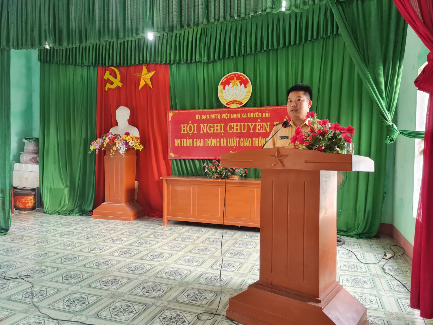 Đồng chí Thiếu tá Nguyễn Văn Thuân trực tiếp truyền đạt nội dung chuyên đề An toàn giao thông