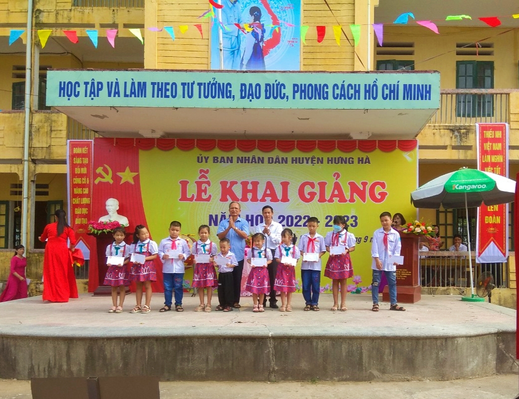Đ/c Phó Bí thư Đảng ủy, Đ/c Chù tịch Ủy ban MTTQ xã Minh Hòa trao quà cho học sinh có hoàn cảnh khó khăn trường Tiểu học và THCS Trần Đức Thông