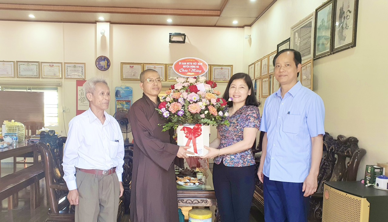 Ban Thường trực MTTQ Việt Nam huyện thăm và chúc mừng Lễ Phật đản tại chùa Phúc Thánh xã Văn Cẩm